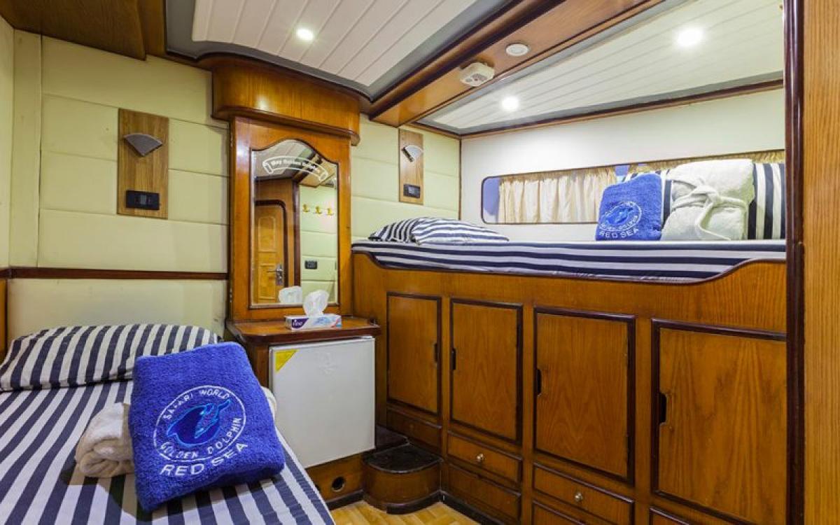 Каюта с двумя раздельными кроватями на нижней палубе на яхте Golden Dolphin I