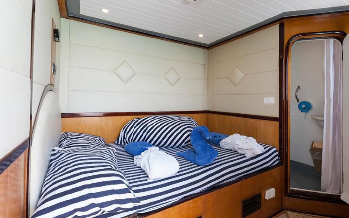 Каюта с кроватью размера “queen-size” на верхней палубе на яхте Golden Dolphin I