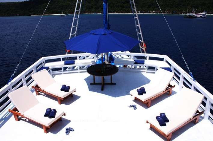 Сан-дэк на яхте Pearl of Papua