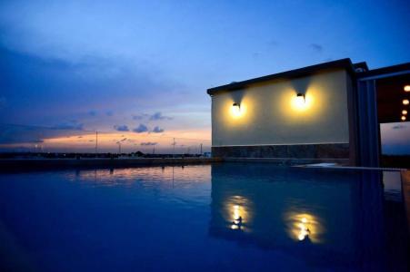 Бассейн в отеле Sunrise 42 Suites