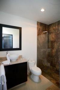 Ванная комната в номере в отеле Sunrise 42 Suites