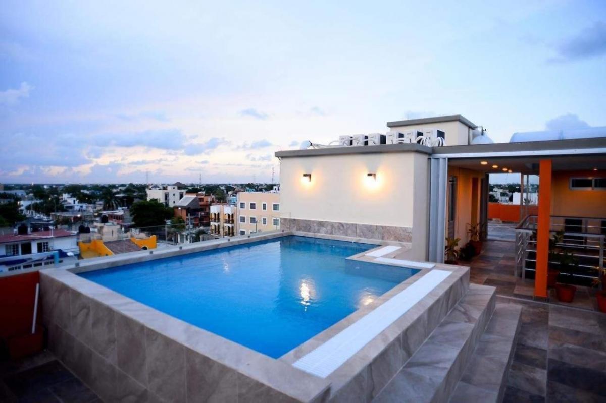 Бассейн в отеле Sunrise 42 Suites