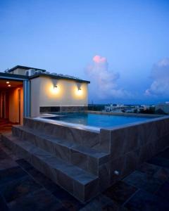 Бассейн в отеле Sunrise 42 Suites