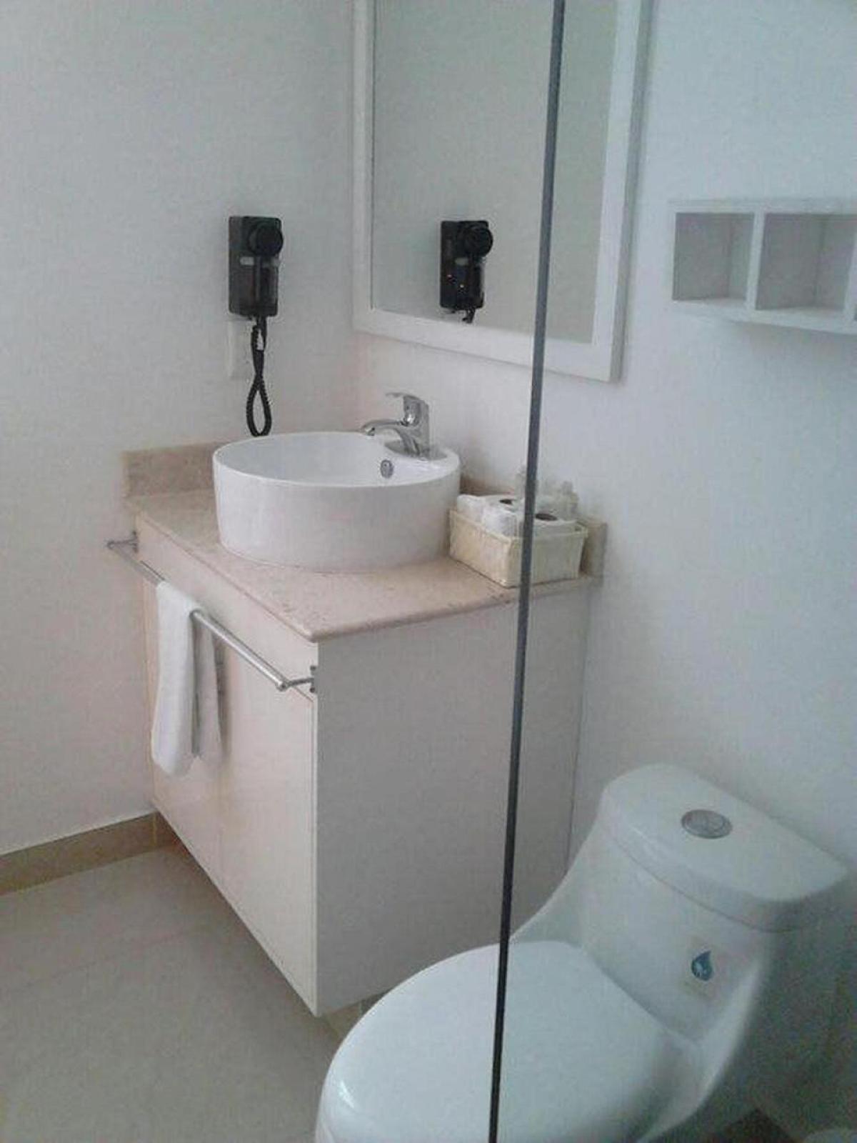 Ванная комната в номере в отеле Sunrise 42 Suites