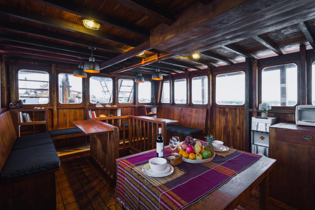 Ресторан в помещении на яхте Situju7