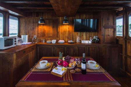 Ресторан в помещении на яхте Situju7