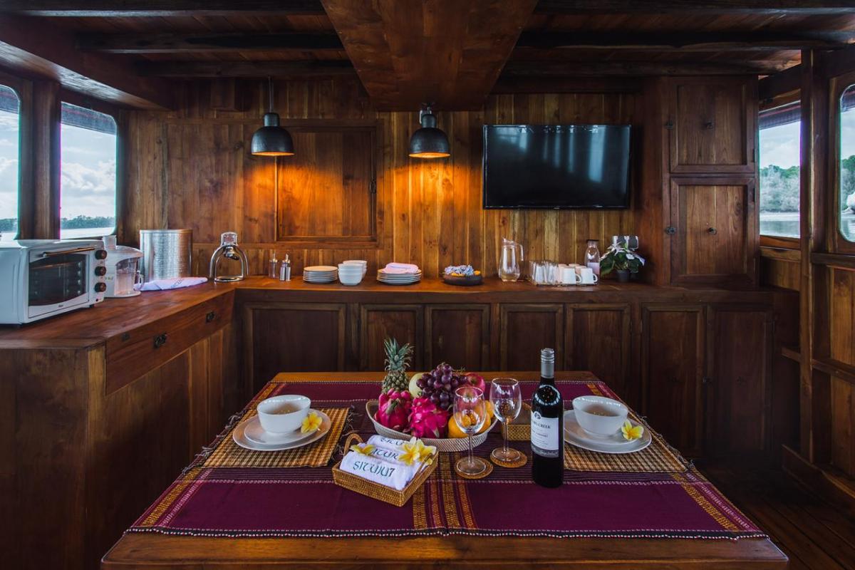 Ресторан в помещении на яхте Situju7