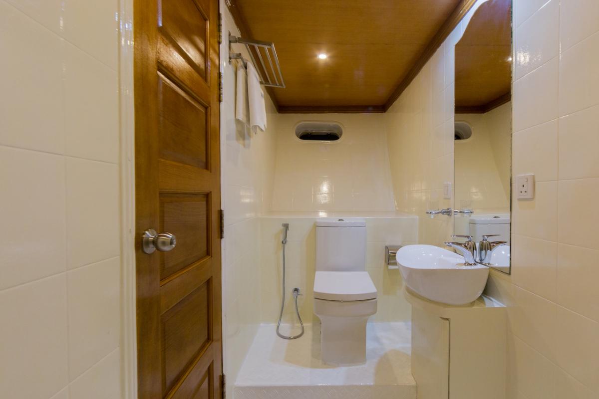 Ванная комната в каюте на яхте Maldives Explorer