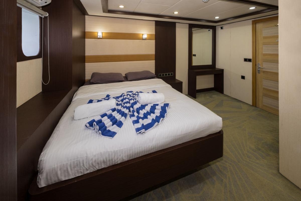 Каюта с одной двуспальной кроватью на яхте Emperor Serenity