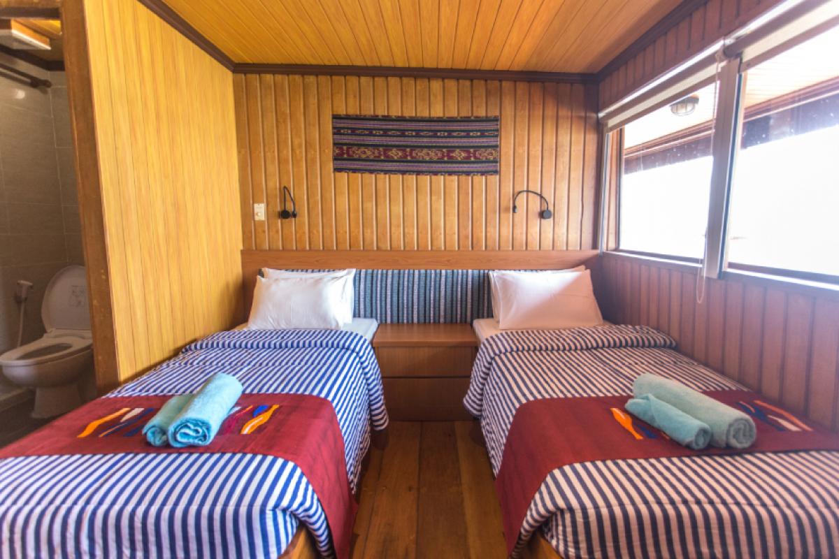 Каюта с двумя раздельными кроватями на верхней палубе яхты Sea Safari 7