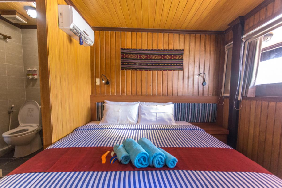 Каюта с двуспальной кроватью на верхней палубе яхты Sea Safari 7