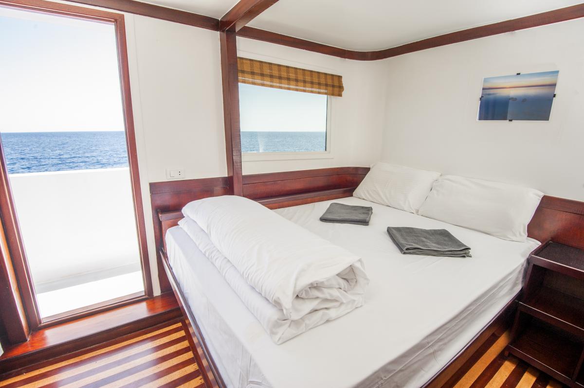 Каюта с двуспальной кроватью на верхней палубе на яхте Tala