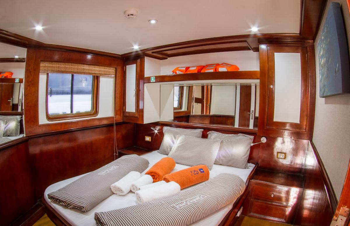 Каюта с двуспальной кроватью на верхней палубе яхты Emperor Superior