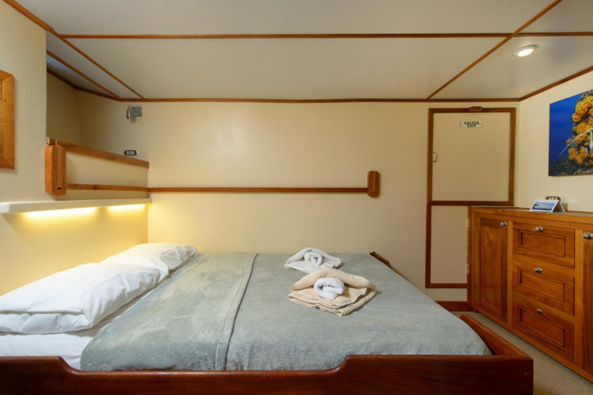 Каюта с двуспальной кроватью на яхте Sea Hunter